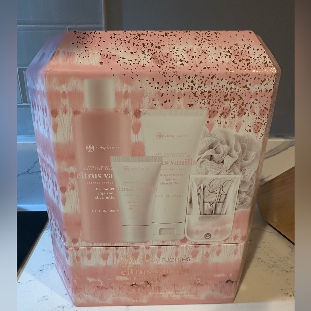 Daisy Fuentes Citrus Vanilla body care gift set - New in Box